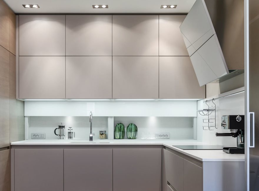 Moderni virtuvė su be rankenų fasadais