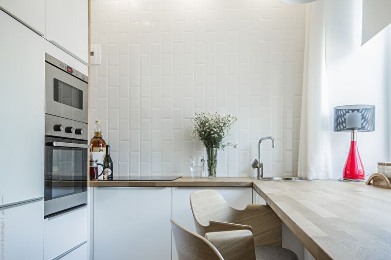 Indbyggede apparater i et hvidt køkken, der måler 6 firkanter