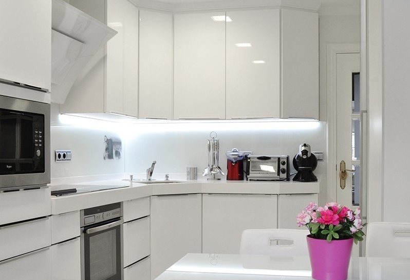 Snow-white high-tech kitchen with an area of ​​6 square meters