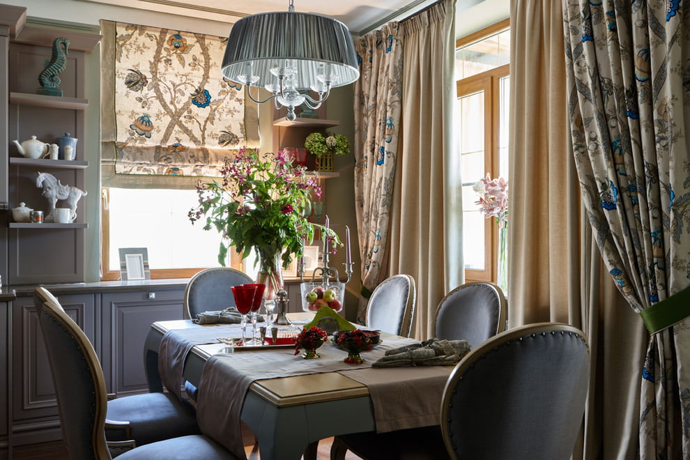 Une combinaison de différents rideaux dans une cuisine de style classique moderne