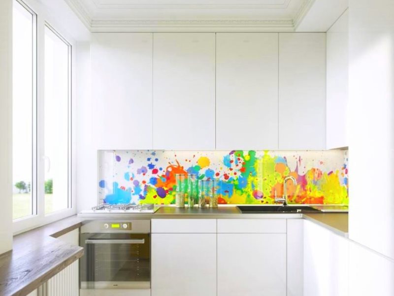 Lys forklæde med fotoprint i et lille køkken med køleskab