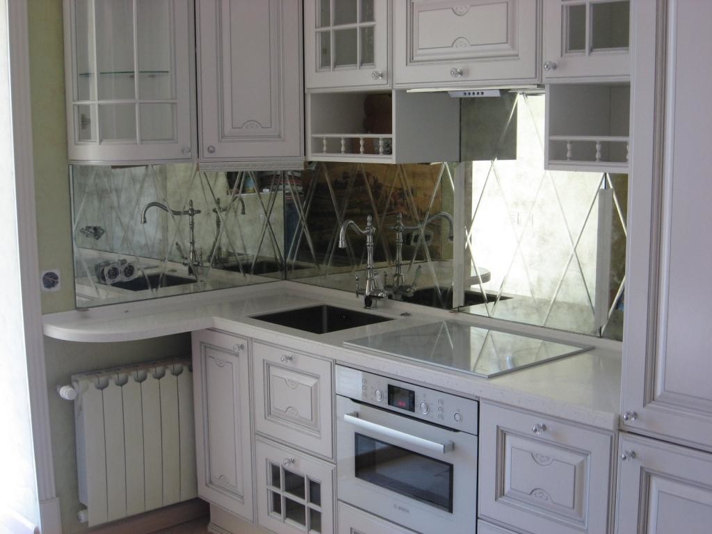 Mirror tile kitchen apron