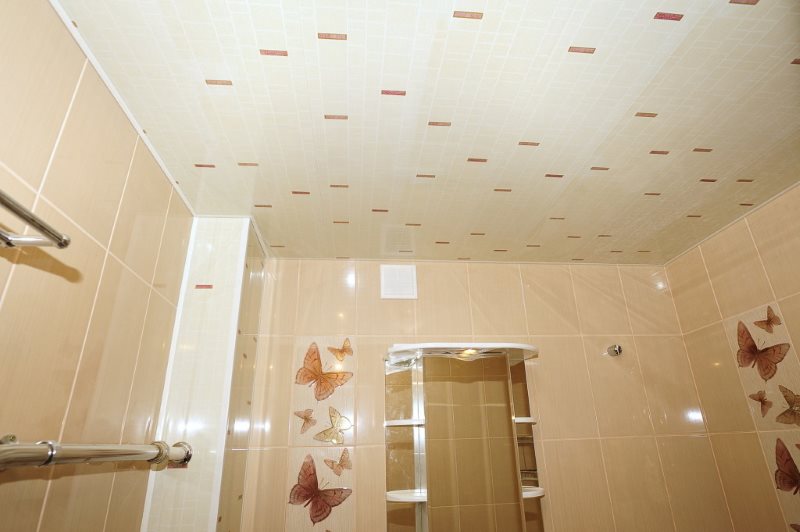 Bej PVC panellerle banyo duvar kaplaması