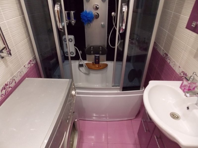 Sprchovací kút v kombinovanej kúpeľni mestského bytu