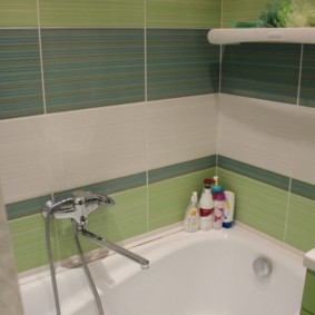 Veelkleurige keramische tegels in de badkamer