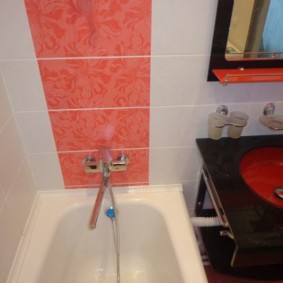 Rožinių plytelių maišytuvas vonios kambaryje