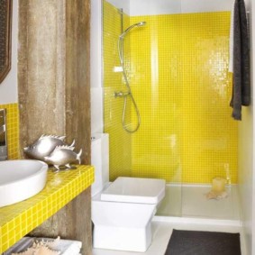 Geltonos plytelės šiuolaikiniame vonios kambaryje