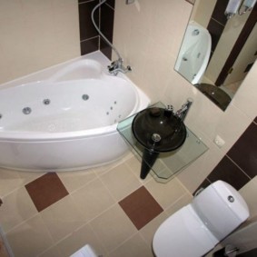 Kompaktiškas vonios kambarys su kontrastingais įrenginiais
