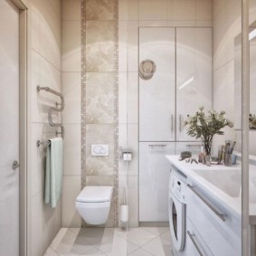 Modernaus vonios kambario su pakabinamomis armatūra dizainas
