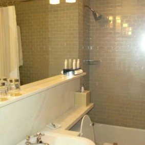 Mur miroir dans la salle de bain