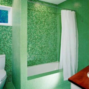 Yeşil bir banyo beyaz perde