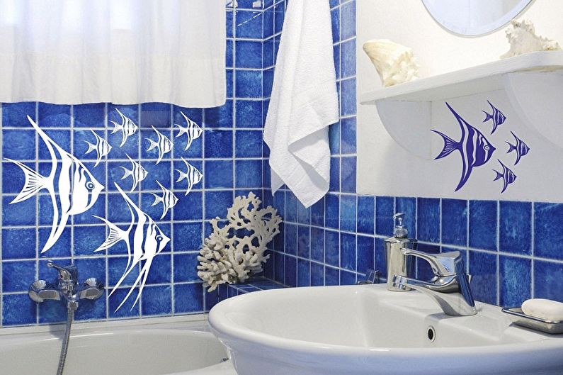 Modré dlaždice s rybami na stene v kúpeľni