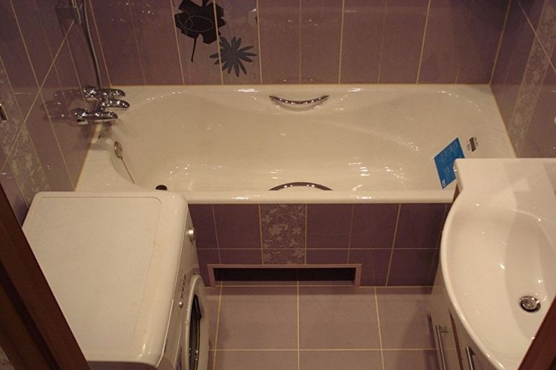 Izgled četvrtaste kupaonice s perilicom rublja