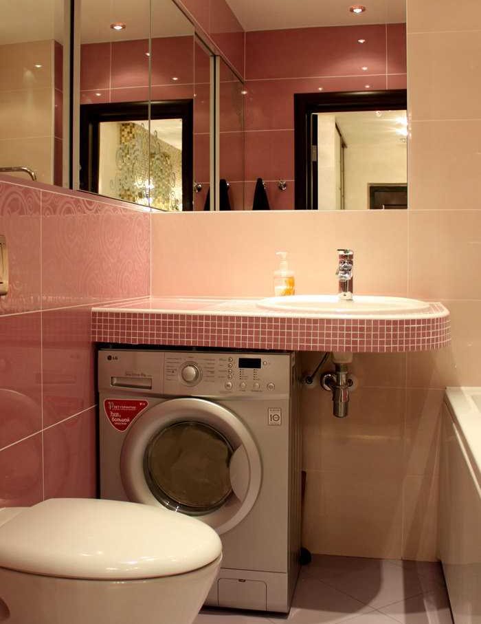 Placer sous l'évier pour une machine à laver dans une petite salle de bain