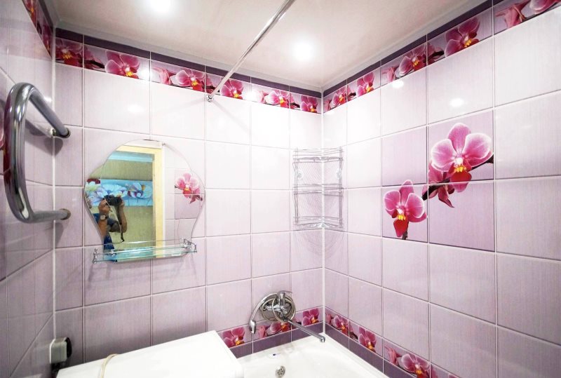 Panel evin banyosunda desenli hafif paneller