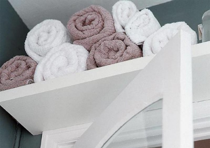 Opslag van handdoeken op een plank in de badkamer