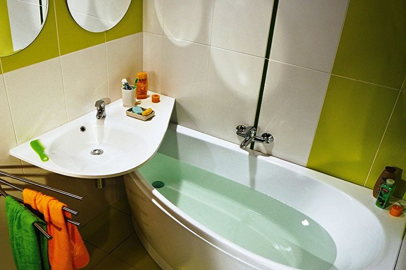 วางขนาดกะทัดรัดของอ่างอาบน้ำและอ่างล้างหน้าในห้องน้ำขนาดเล็ก