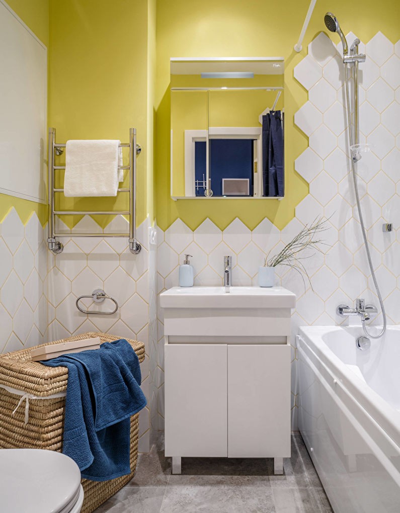 Murs jaunes dans une salle de bain carrelée de blanc