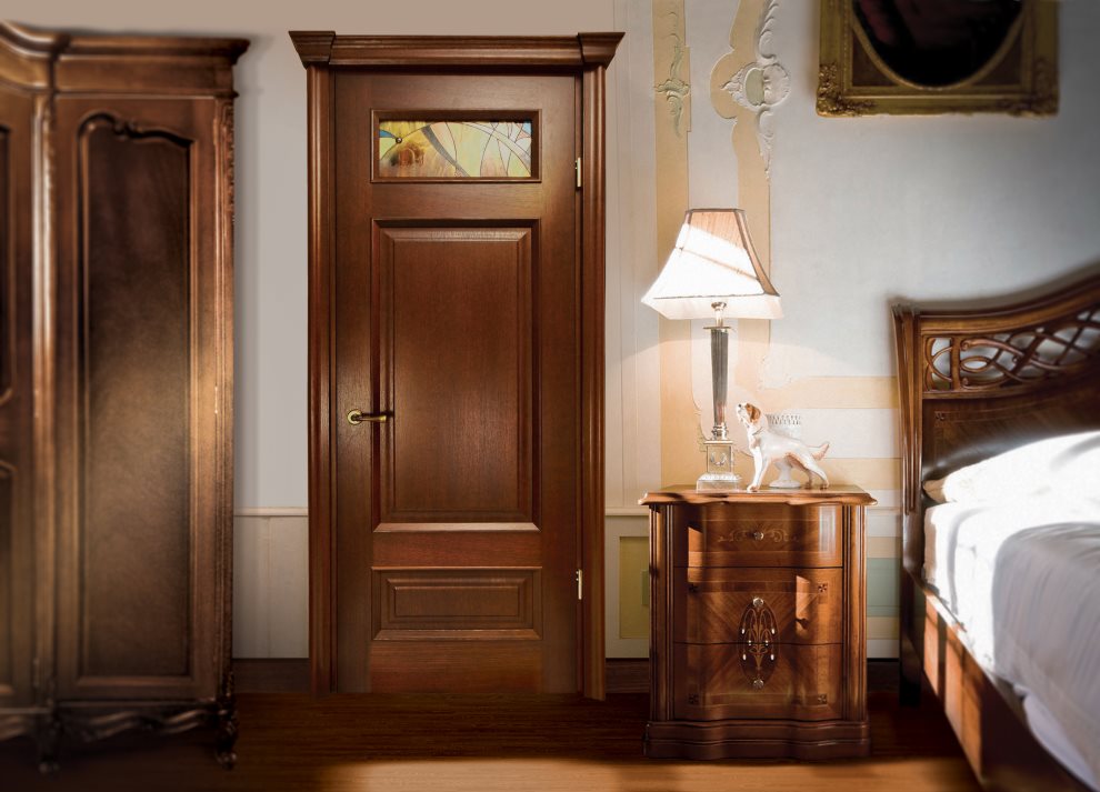 Klasik yatak odasında kahverengi kapı
