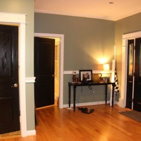 Bir panel evde koridor gri duvarlar