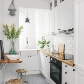 Linear set in a narrow kitchen