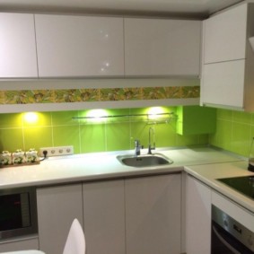 Groene schort in een kleine keuken