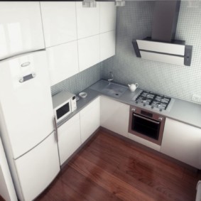 To-rum køleskab i køkkenet