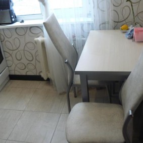 Kuhinjske stolice s mekim naslonima