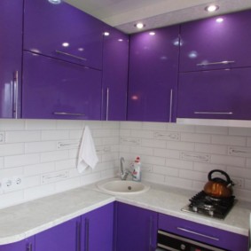 Casque de comptoir blanc avec façades violettes
