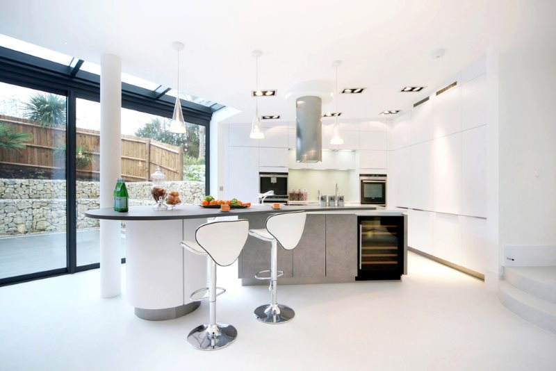 Cuisine-salle à manger de style blanc avec fenêtre panoramique
