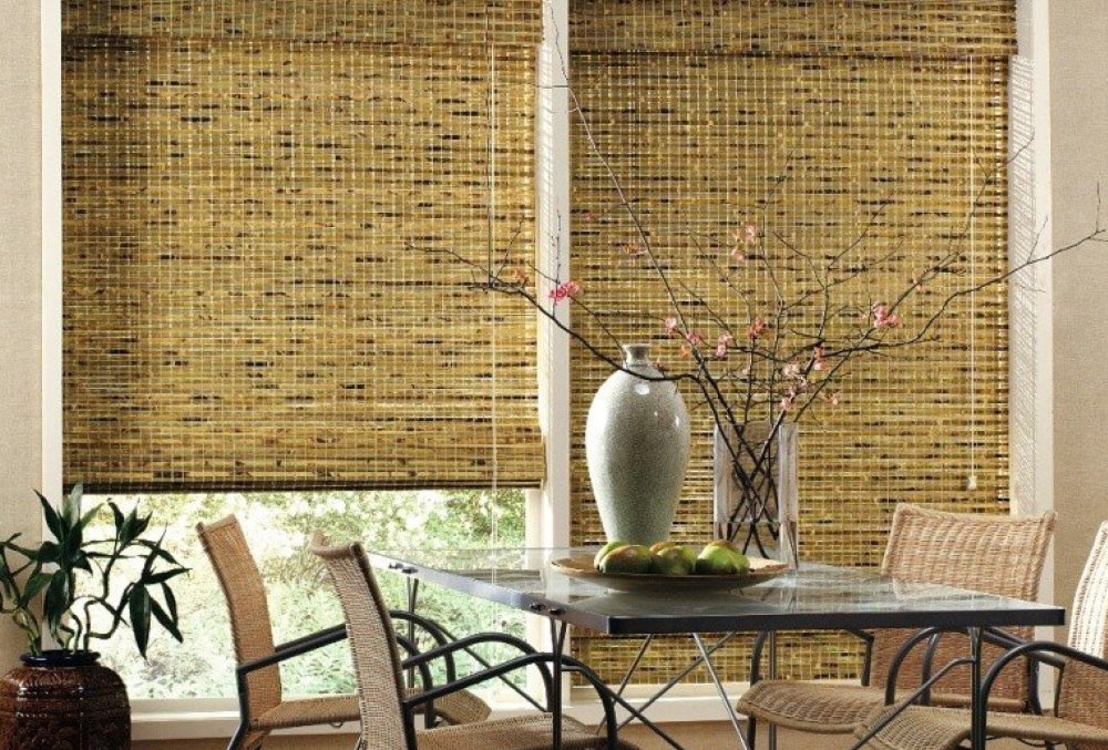 Rideaux de bambou sur les fenêtres de la salle à manger de la cuisine