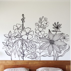 Yatak odasında basit desenli bir duvarın dekorasyonu