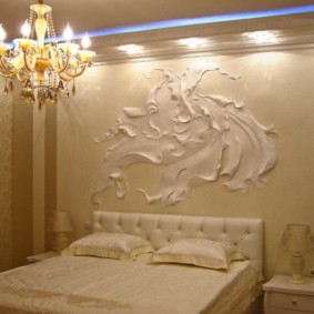 Yatağın başının üstünde hacimsel duvar resmi