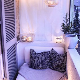 Éclairage romantique d'un balcon confortable