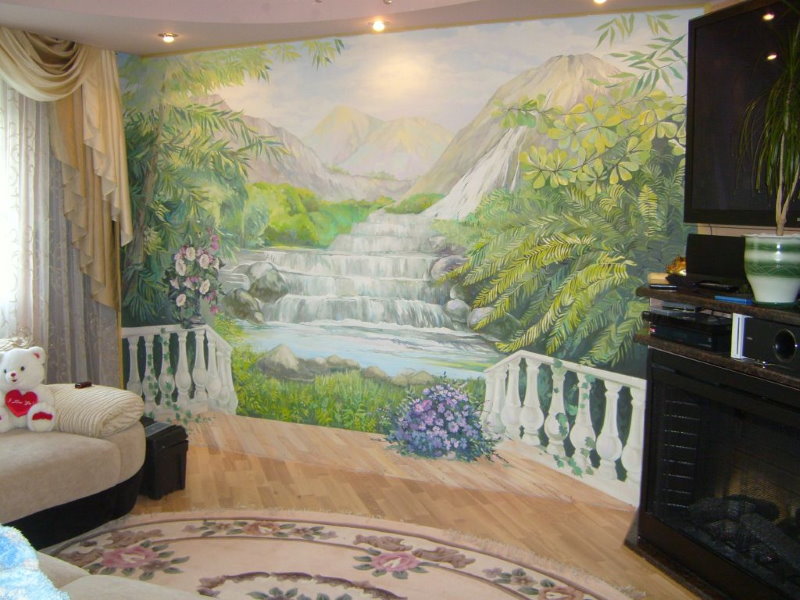 İki yatak odalı bir dairede salonun duvarında çizilmiş şelale
