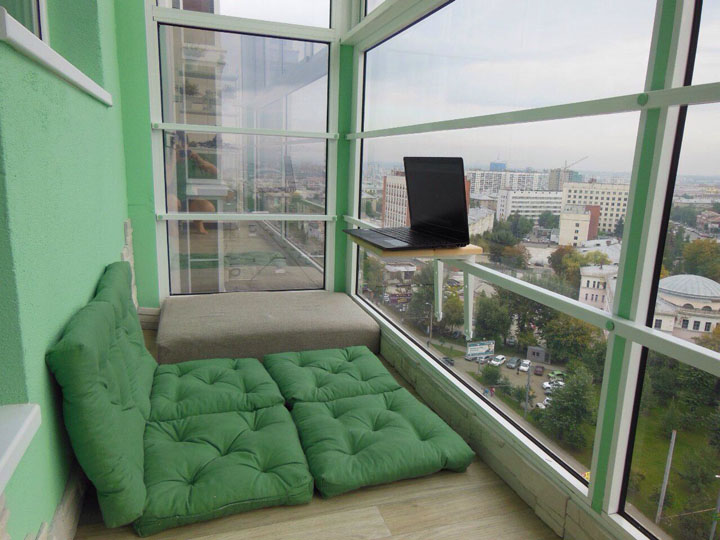Oreillers verts au lieu de lits sur le balcon panoramique