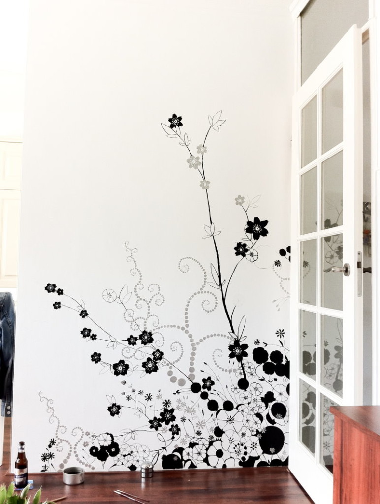 Bir apartman dairesinde beyaz bir duvar üzerinde çizim mürekkebi