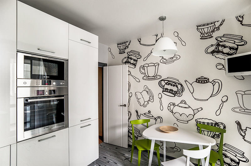 Yemeklerin mutfak duvardaki siyah beyaz çizimler