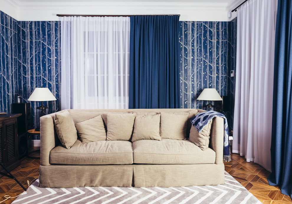 D'épais rideaux bleus dans le salon avec un canapé