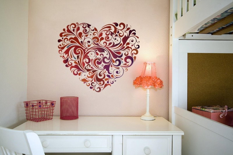 Çocuk yatak odasında duvar şablonlarını kullanarak dekor