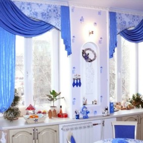 ผ้าทอสีน้ำเงินภายในห้องครัว