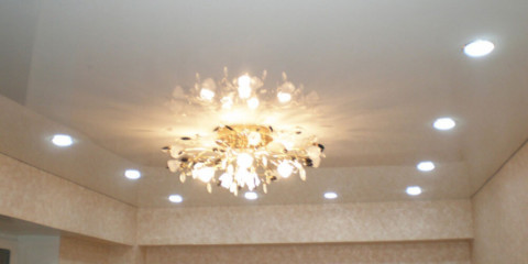Rechthoekige opstelling van lampen op het plafond van de woonkamer