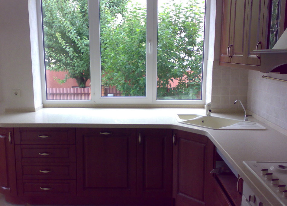อ่างล้างจานสี่เหลี่ยมคางหมูหน้าหน้าต่างห้องครัวในบ้านส่วนตัว