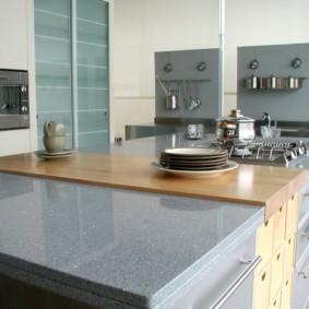 โต๊ะทำจากหินเทียมในห้องครัว