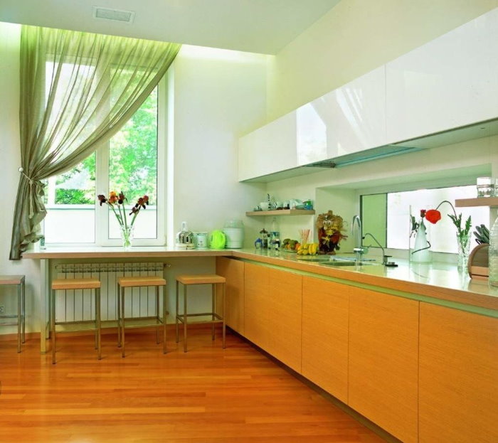 ม่านสีเขียวอ่อนที่ด้านหนึ่งของหน้าต่างห้องครัว