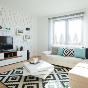 שטיח שחור לבן בסלון בסגנון מודרני