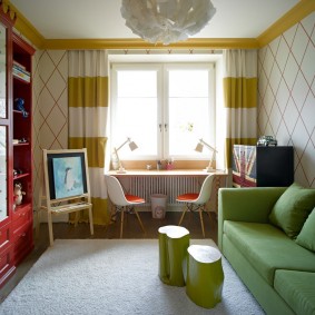 Zelena sofa u dječjoj sobi