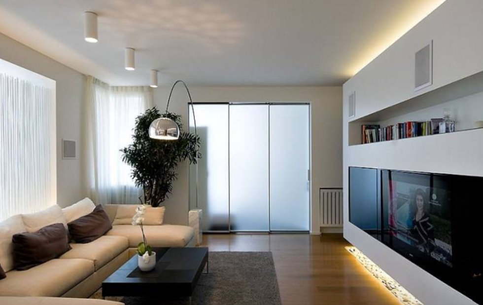 תאורה נמוכה בתקרה בסלון מודרני