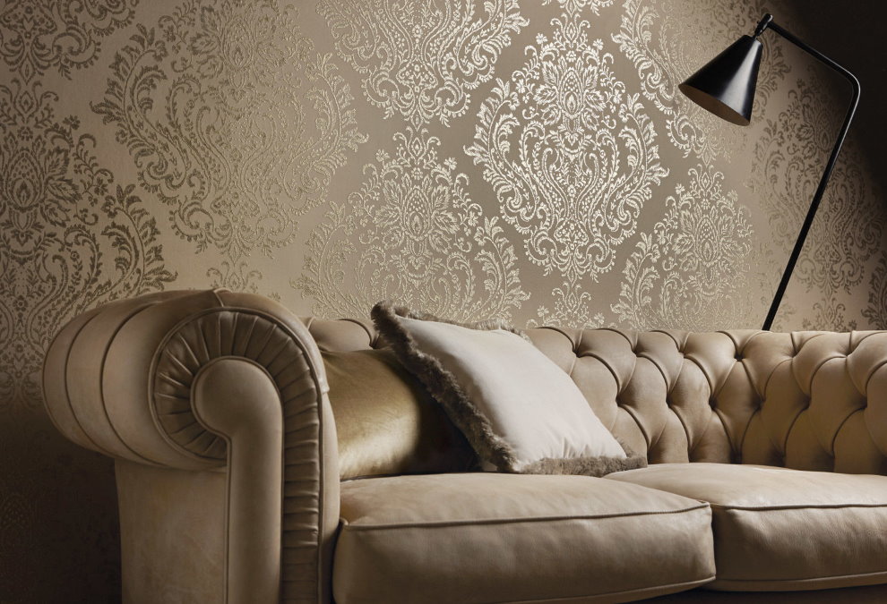Canapé classique près du mur avec papier peint en tissu
