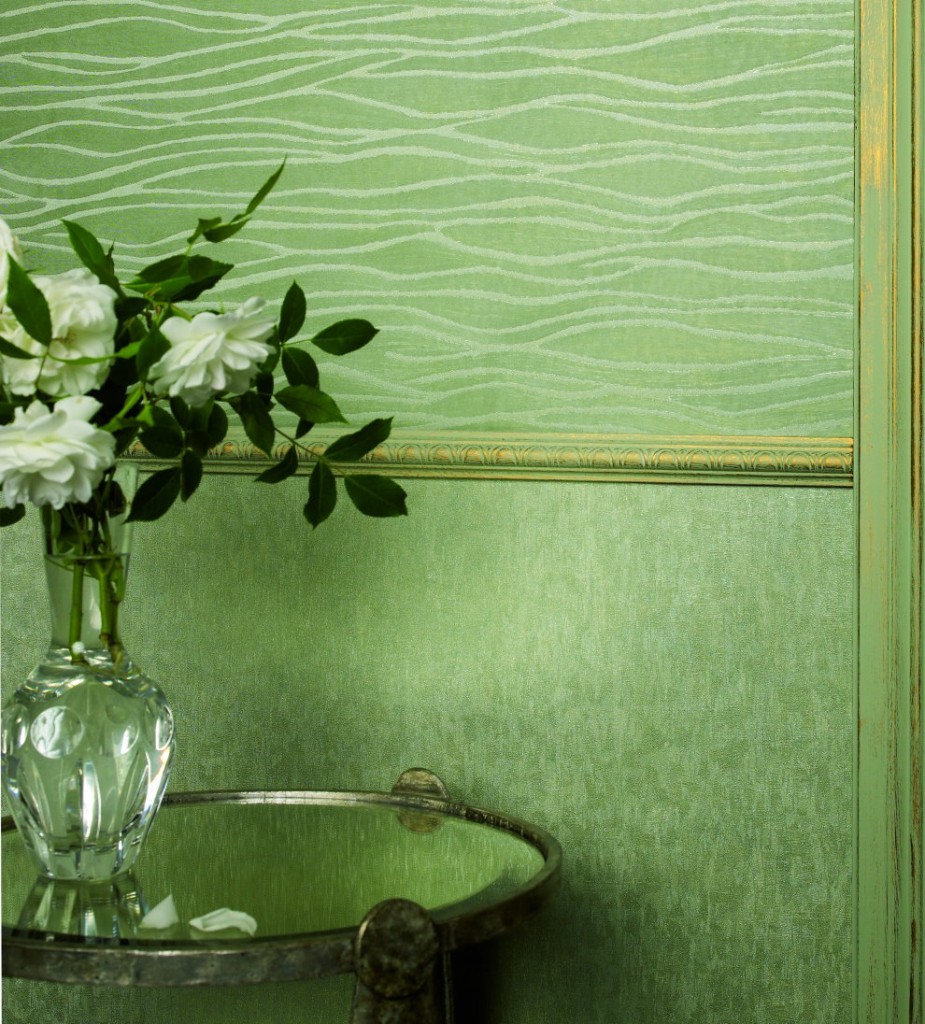 Une combinaison réussie de papier peint intissé vert sur le mur du hall